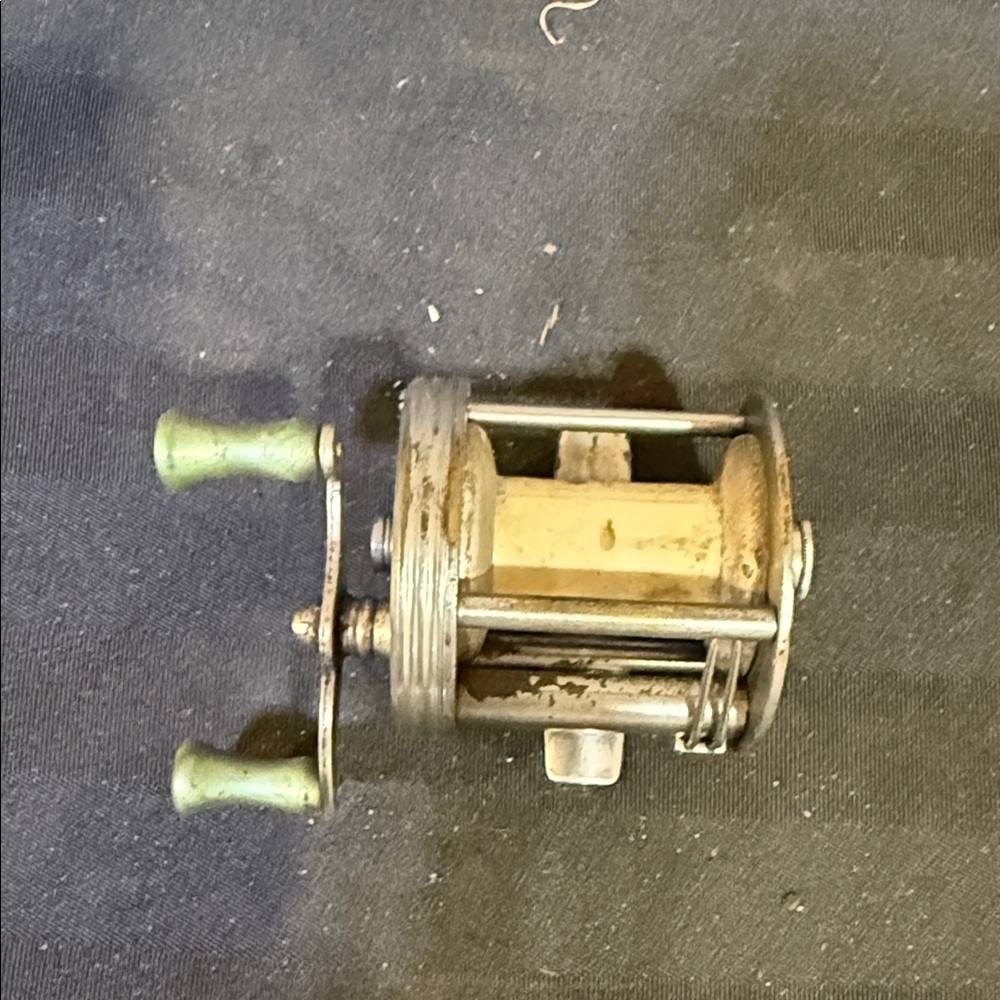 Vintage Fishing Reel with Green Accents​ - Picture 2 of 3